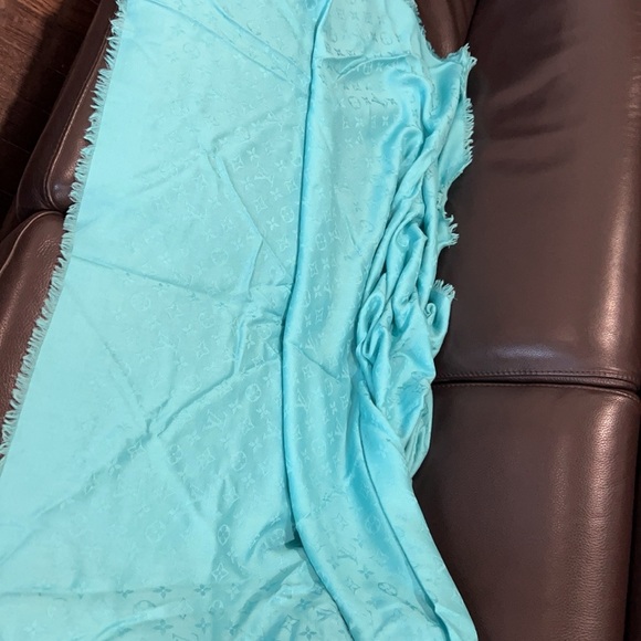 Louis Vuitton Chale Monogram Scarf. 140 x 140cm Fabric: 60% silk, 40% wool - Picture 7 of 8